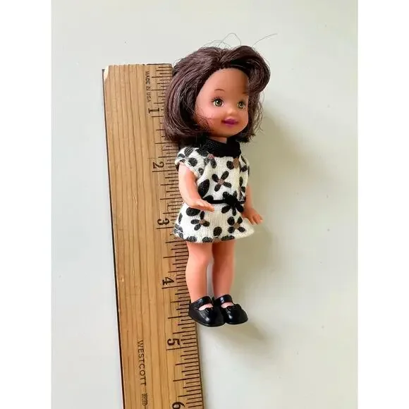 Vintage Kelly Barbie's baby sister wearing a Patterned Dress Mattel 1990s - Picture 7 of 7
